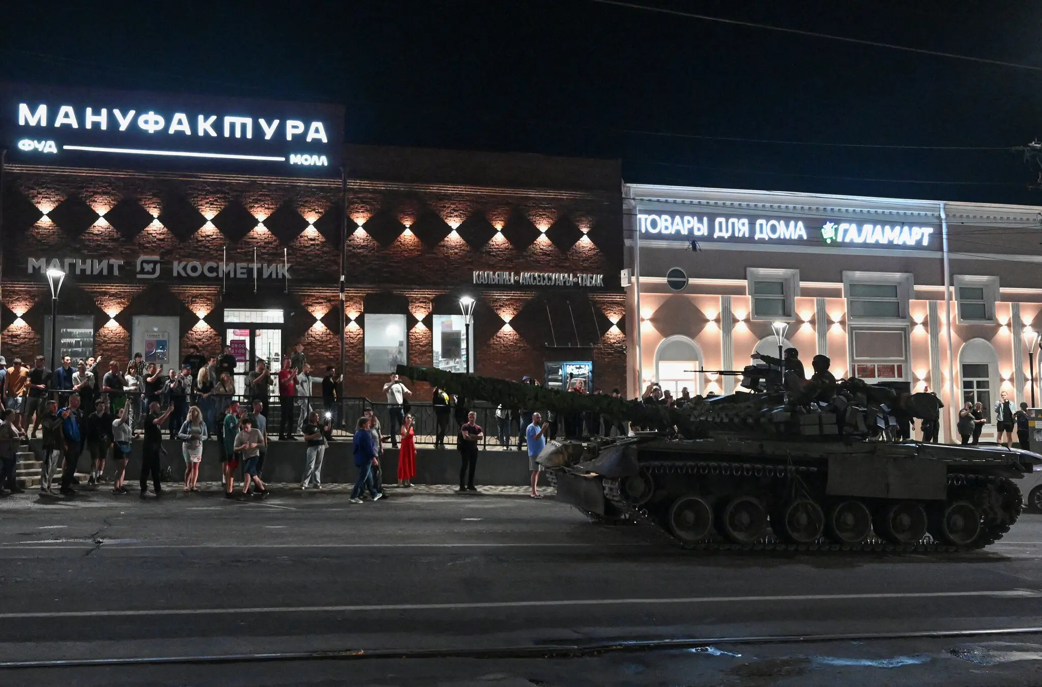 Бійці приватної військової компанії Вагнера виводяться зі штабу Південного військового округу в Ростові-на-Дону, Росія, у червні.